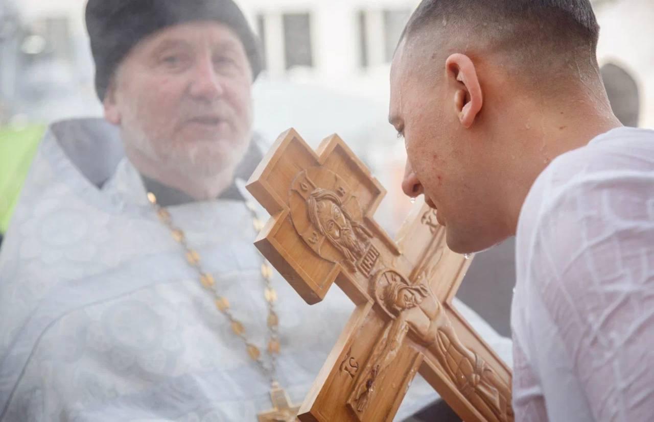 Фото Женщины в бикини и татуированные преступники. В Новосибирске с ажиотажем прошли Крещенские купания в аномальный мороз - 37 ледяных кадров 4